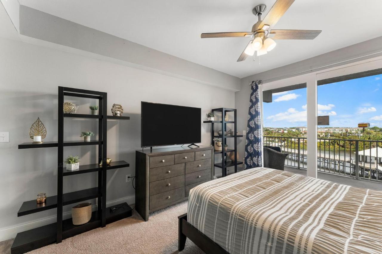Laketown Wharf #311 By Nautical